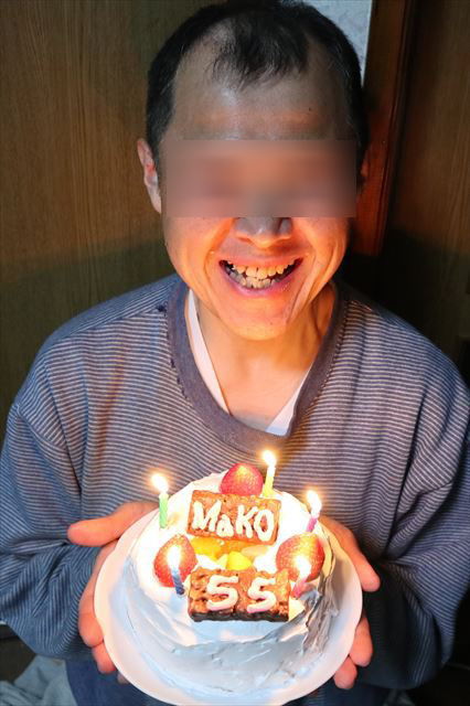 ケーキを持った笑顔のMaKO