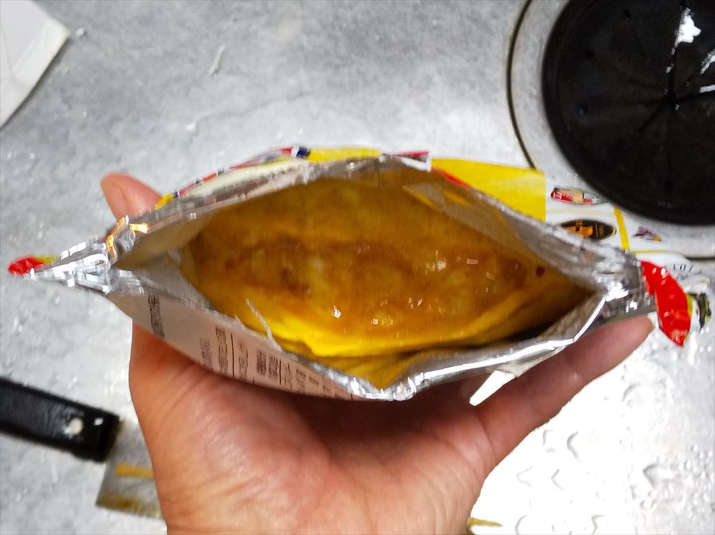 ポテトチップスの袋の中でできたオムレツ